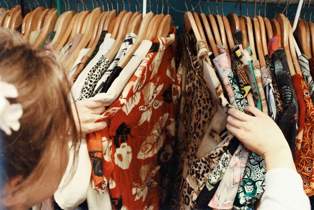 5 raisons pour lesquelles vous devriez acheter des vêtements de seconde main